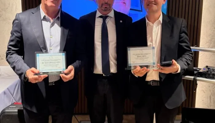Marco Boccadoro com os homenageados da noite Luiz Gastão Bittencourt e Ronaldo Martins