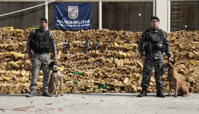 A PM do Rio divulgou em seu site oficial foto da apreensão da maior carga de maconha do país. (...