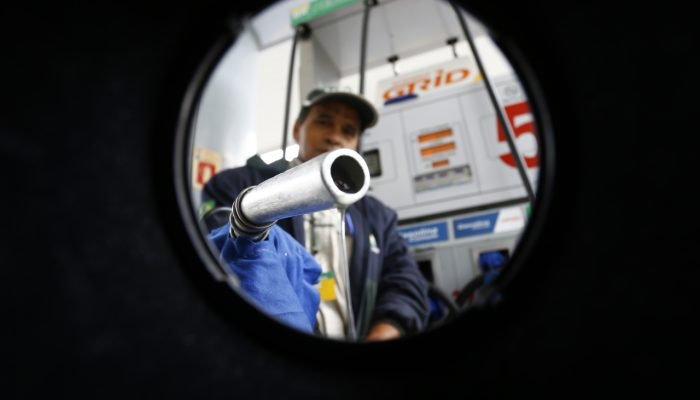 União e estados dividirão custo de até R$ 4 bilhões para reduzir impacto da alta do diesel na...