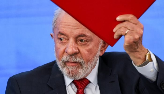 Mesmo com a criação de 43 medidas arrecadatórias, contas do governo seguem no vermelho por gas...