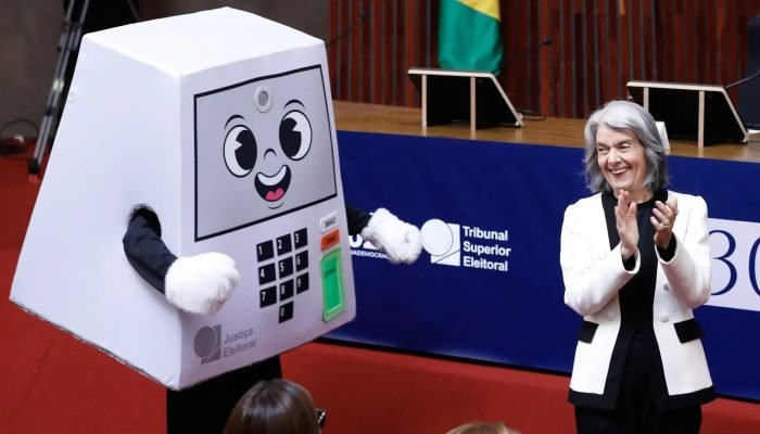 Na última segunda-feira, o TSE lançou a mascote Pilili. Ao lado, a ministra Cármen Lúcia, a m...