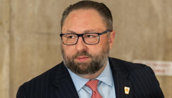 Jason Miller, aliado e ex-assessor do presidente dos EUA, Donald Trump, apoia pré-candidatura de...