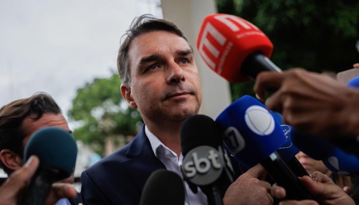 Flávio Bolsonaro afirma importância de Tarcísio à sua candidatura. (Foto: Isaac Fontana / (EP...