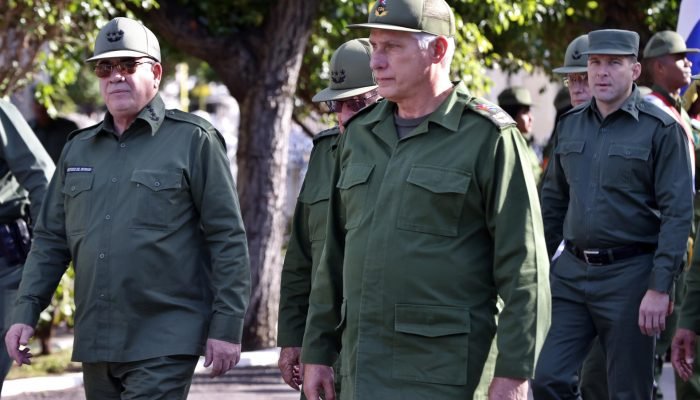 O neto do ex-ditador Raúl Castro, Raúl Guillermo Rodríguez Castro (à direita), o atual líder...