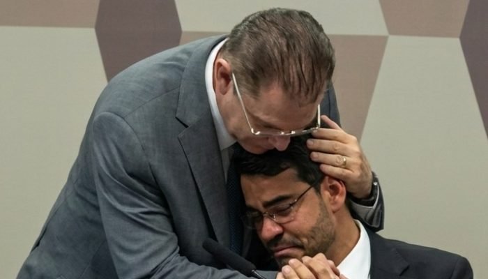Sóstenes abraça Messias: "educação" (Foto: Reprodução / TV Senado)