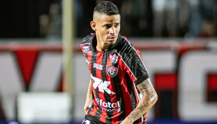 Atacante Erick em ação pelo Vitória durante jogo do Campeonato Brasileiro  • Victor Ferreir...