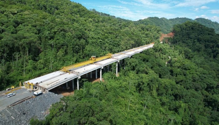 Para acesso ao túnel, dois grandes viadutos estão em construção nos kms 64,9 e 65,4 da rodovi...