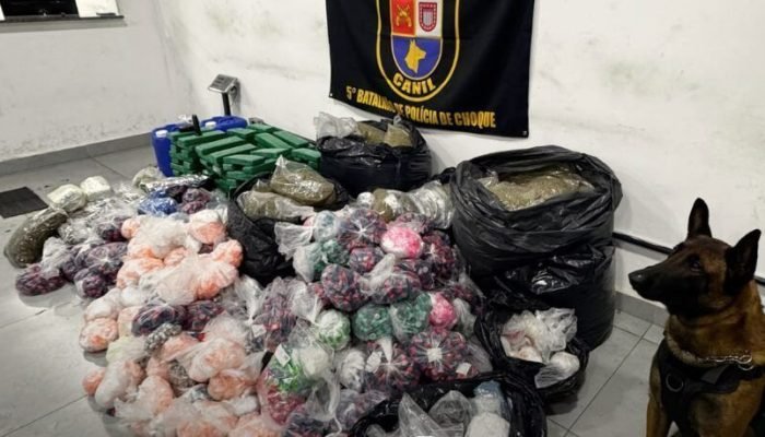 Cão farejador da Polícia Militar localiza quase 300 Kg de drogas em comunidade da Zona Sul de S...