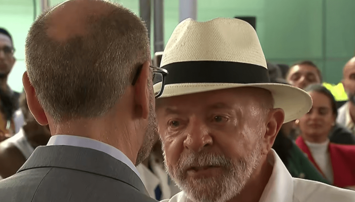 O presidente Luiz Inácio Lula da Silva (PT) fala ao governador interino do Rio de Janeiro, o des...