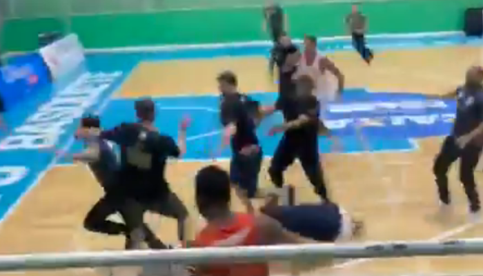 Diego Chiconato é agredido por torcedores  • Reprodução