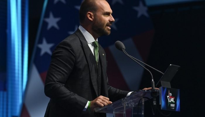 Ex-deputado Eduardo Bolsonaro parmanece nos Estados Unidos. (Foto: Zoltan Mathe/EFE/EPA)