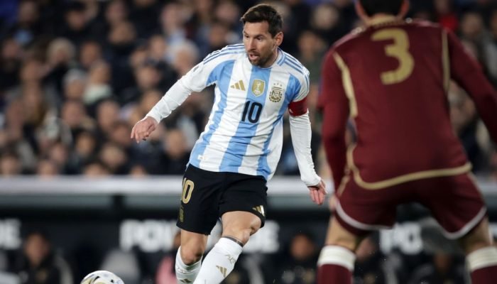 Messi é o capitão da Seleção Argentina  • @Argentina