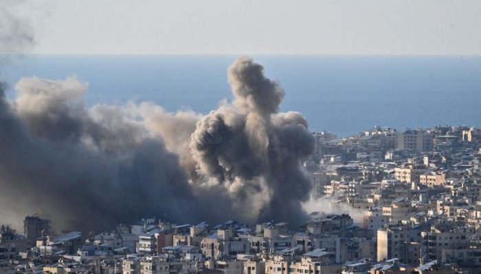 Fumaça sobe sobre edifícios após intensos ataques aéreos israelenses contra a área de Burj a...