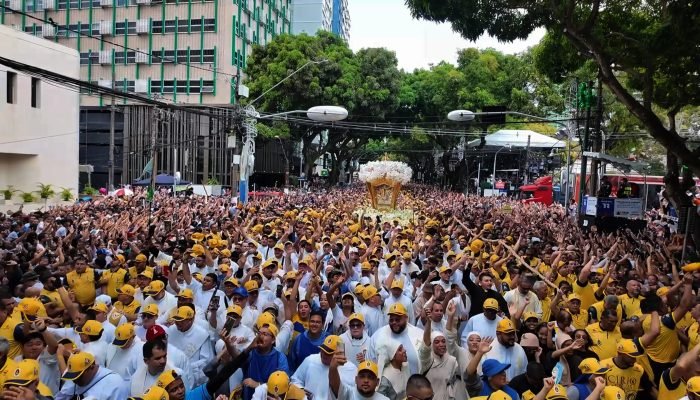 Devotos acompanham a procissão pelas principais avenidas da capital paraense, em celebração qu...