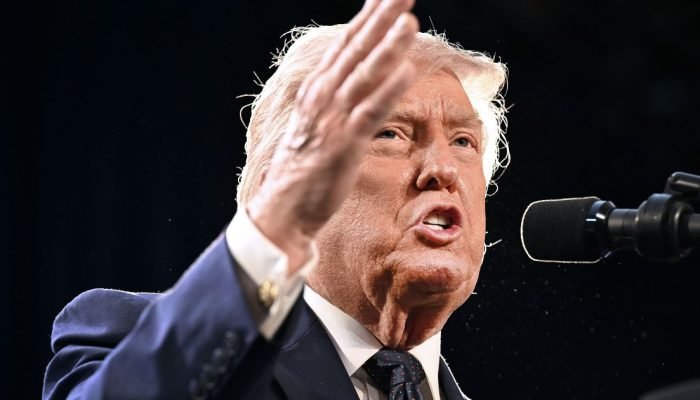 O presidente dos EUA, Donald Trump, durante coletiva de imprensa na Flórida  • Roberto Schmid...