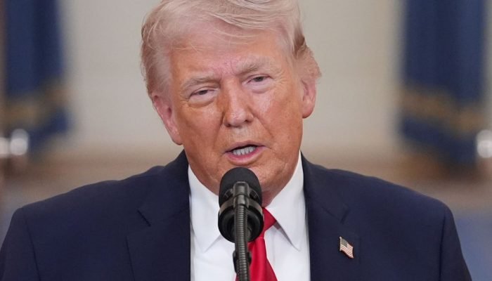 O presidente dos EUA, Donald Trump, discursa no Salão Cruzado da Casa Branca  • Getty Images