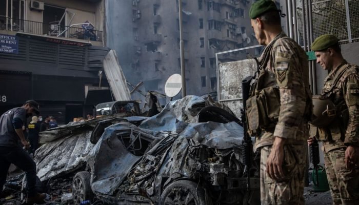 Soldados do Exército libanês guardam o local de um ataque aéreo israelense em 8 de abril de 20...