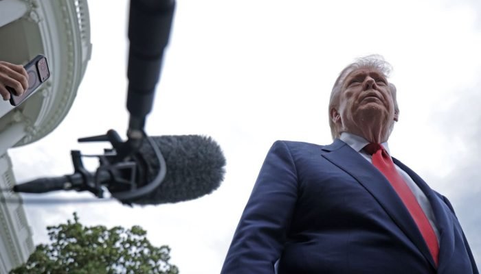 O presidente dos EUA, Donald Trump, fala com a imprensa ao deixar a Casa branca nesta sexta-feira...