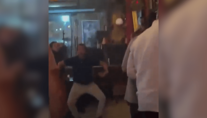 Pai de argentina imita o mesmo gesto após filha voltar ao país  • Reprodução/Redes Sociais