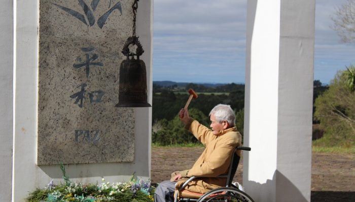 Wataru Ogawa, de 96 anos, é o guardião do sino da paz. (Foto: Marinara Franz/Acervo pessoal)