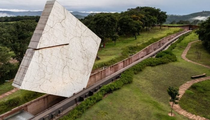 Fenda escavada no terreno do memorial traz os nomes das 272 vítimas do rompimento em Brumadinho....