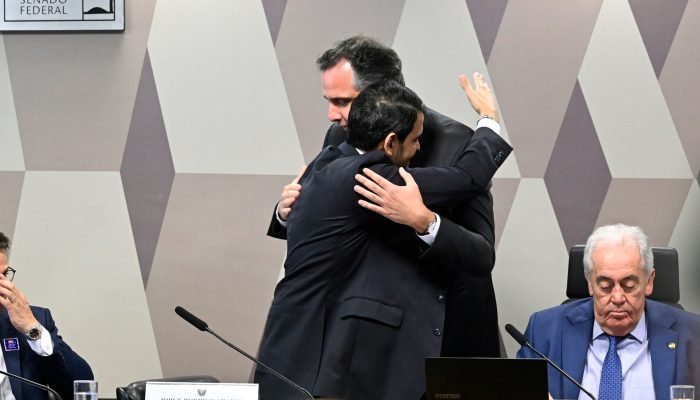 Rodrigo Pacheco e Jorge Messias durante a sabatina do indicado de Lula ao STF. (Foto: Carlos Mour...