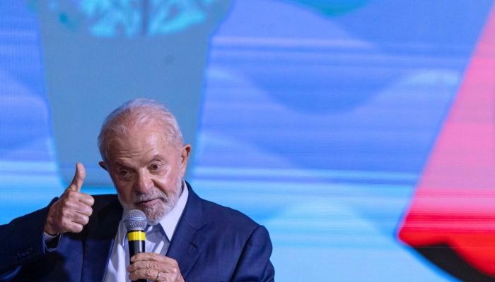 1 de 1 Presidente da Repúplica Luiz Inácio Lula da Silva faz joinha durante discurso em event...