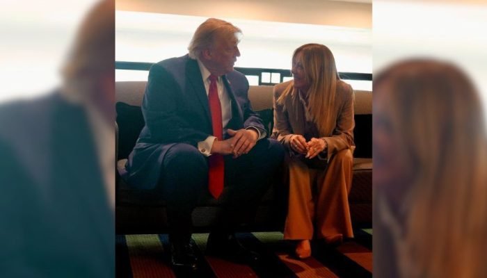 Presidente dos EUA, Donald Trump, conversa com a primeira-ministra da Itália, Giorgia Meloni, à...