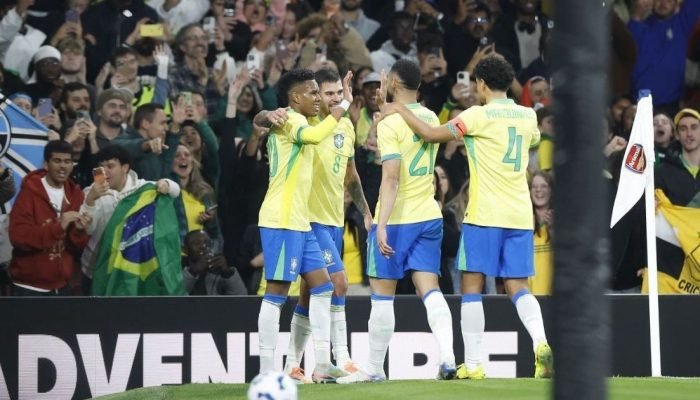 Jogadores da Seleção Brasileira comemoram o segundo gol na vitória sobre Senegal  • Rafael ...
