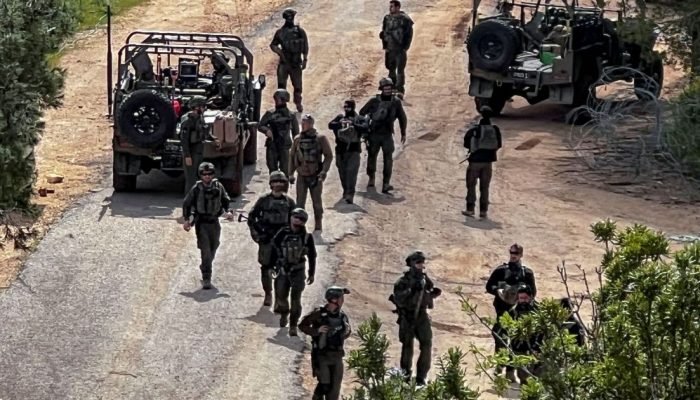 Soldados israelenses em veículos militares no lado israelense da fronteira entre Israel e Líban...