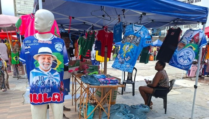 Camisetas de Lula são sucesso de vendas entre petistas e ajudam Acadêmicos de Niterói escola e...