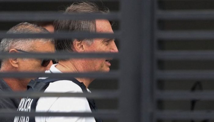 Jair Bolsonaro chegando em casa para cumprir prisão domiciliar temporária, após ter recebido a...