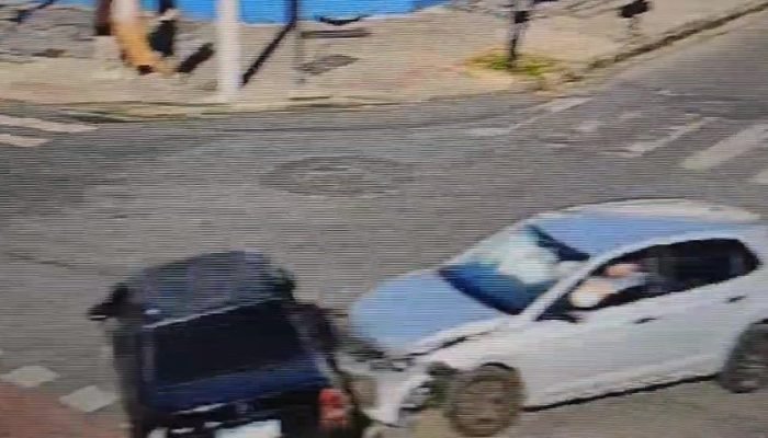 Mulher de 60 anos aparece aguardando para atravessar a faixa de pedestres quando é surpreendida ...