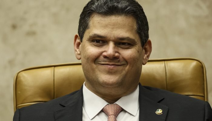 Dino suspende ação contra Alcolumbre por suposta rachadinha