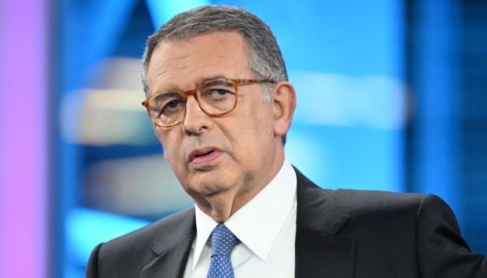 António José Seguro chega para o debate presidencial na RTP em 6 de janeiro de 2026, em Lisboa,...