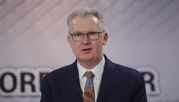 O ministro do Interior da Austrália, Tony Burke. (Foto: BAGUS INDAHONO/EFE/EPA)
