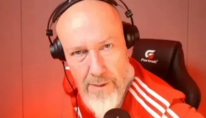 Baldasso durante transmissão de seu programa no YouTube  • Reprodução/Baldasso TV