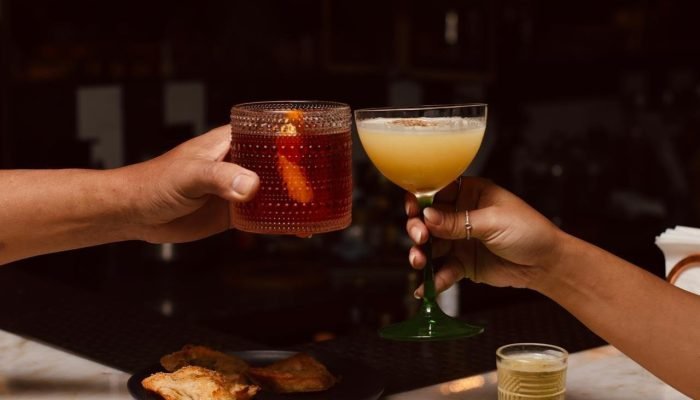 Drinks autorais e vinhos constam no cardápio.