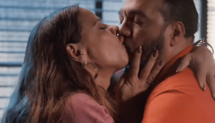 Belo e Viviane Araújo dão beijão em "Três Graças"  • Reprodução / Globoplay