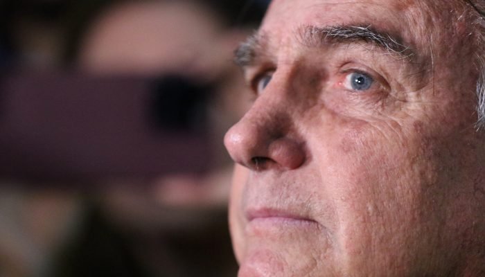 Carlos afirmou que as crises persistentes de soluços evoluíram para um quadro de azia constante...