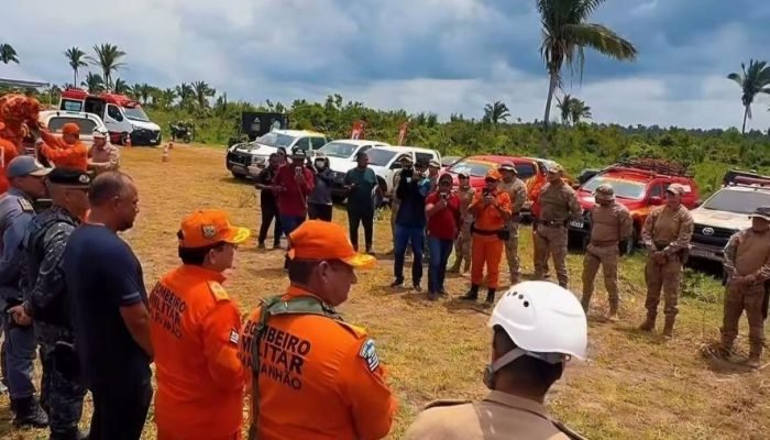 Bombeiros do Pará e do Ceará, além de cães farejadores, somam-se à força tarefa que procura...