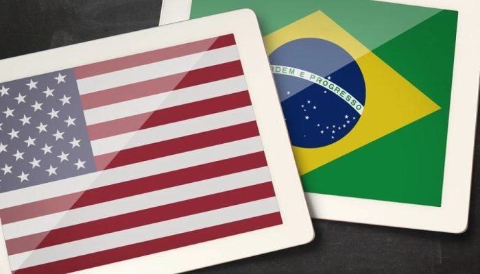 1 de 1 Dois cartões com as bandeiras de Estados Unidos e Brasil, lado a lado - Metrópoles - Fot...