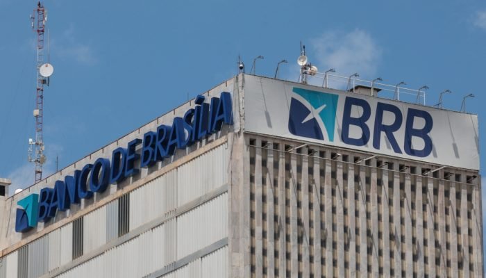 Investigação aponta que instituições cobravam juros disfarçados de "taxas" nas folhas de pag...