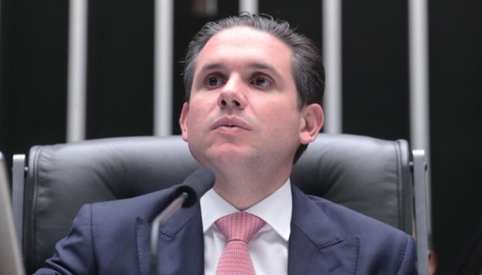 Líderes da oposição e da base do governo concordaram em adiar a votação da PEC da Segurança...