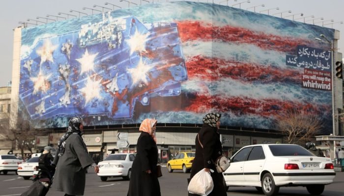 Uma faixa gigante representando um porta-aviões americano e a bandeira dos Estados Unidos foi ex...