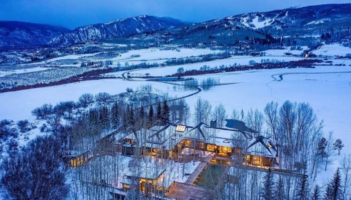 1 de 1 Mansão em meio à neve, vista de cima - Foto: Reprodução