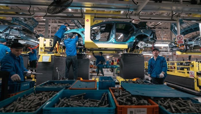 Fábrica da montadora chinesa BYD em Changzhou, na província de Jiangsu, China. (Foto: ALEX PLAV...