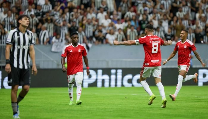 1 de 1 Botafogo x Internacional entram em campo na Arena Mané Garrincha, pela 13ª rodada do Cam...