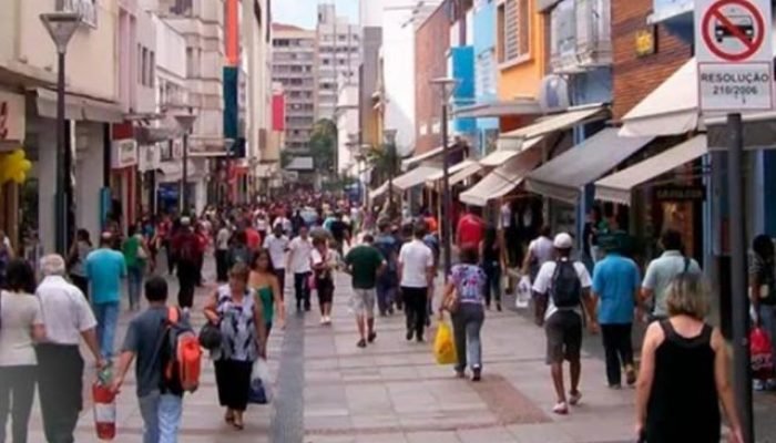 Rua com comércios | Reprodução