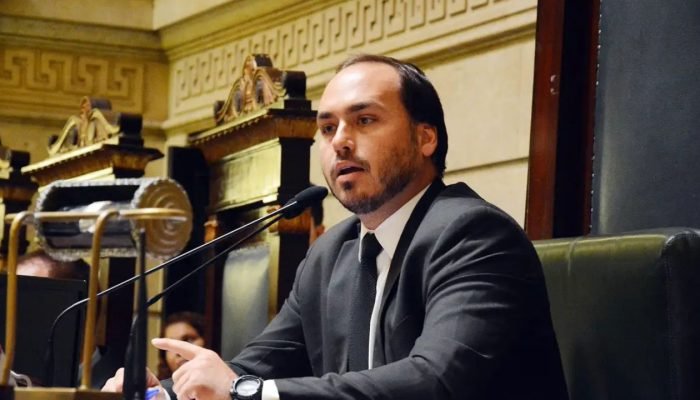 Carlos Bolsonaro (PL) renunciou o mandato como vereador pelo Rio de Janeiro para se mudar para Sa...